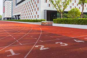 選擇國際學校相比于低齡留學的好處在哪里？